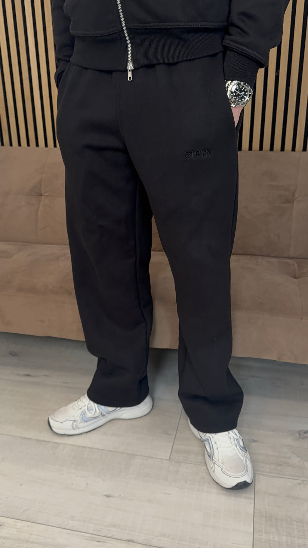 The Signature Everyday Noir Uncuffed Joggers